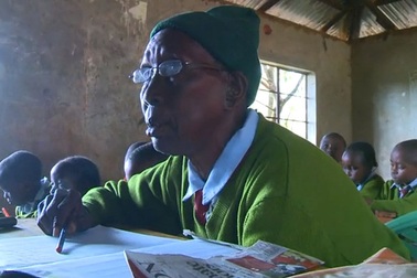 Bà cố 90 tuổi đi học tiểu học cùng 6 chắt của mình