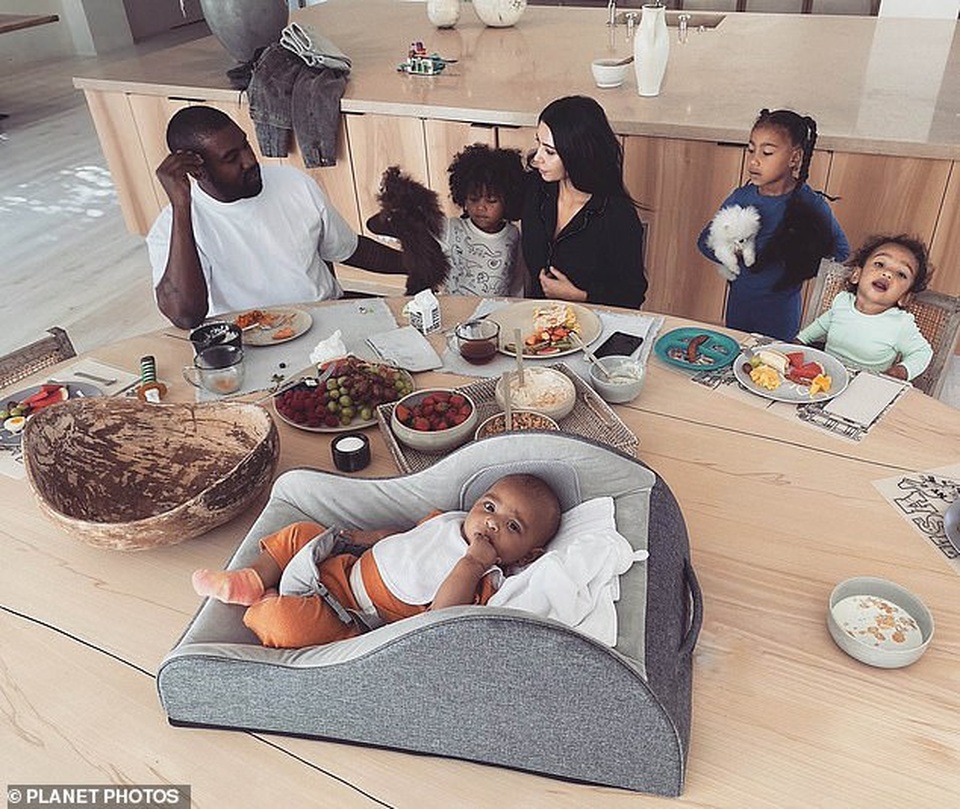 Kim Kardashian liên tục đăng ảnh gợi cảm giữa tin đồn hôn nhân rạn nứt - 8 Kim Kardashian liên tục đăng ảnh gợi cảm giữa tin đồn hôn nhân rạn nứt - 8
