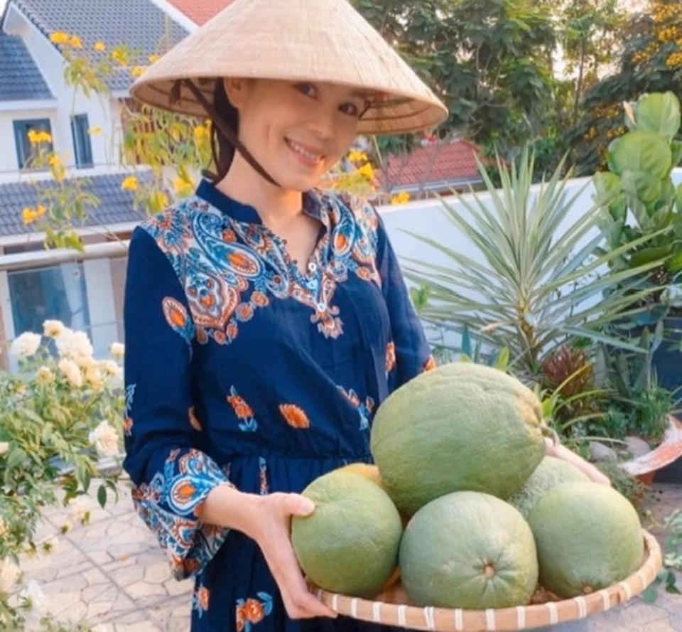 Đã mắt với khu vườn sai trĩu quả, ngập hoa của gia đình MC Quyền Linh - 1 Đã mắt với khu vườn sai trĩu quả, ngập hoa của gia đình MC Quyền Linh - 1