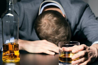 Người đàn ông suýt hỏng mắt vì uống loại rượu này