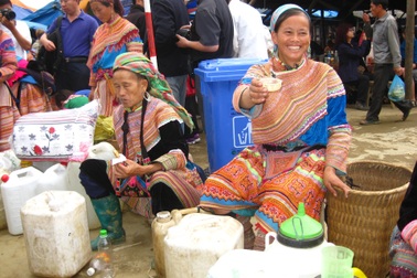 Người H' Mông ở Bản Phố có mô hình tam giác kinh tế nào?