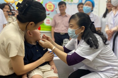 Bộ trưởng Bộ Y tế trực tiếp cho trẻ uống vitamin A liều cao