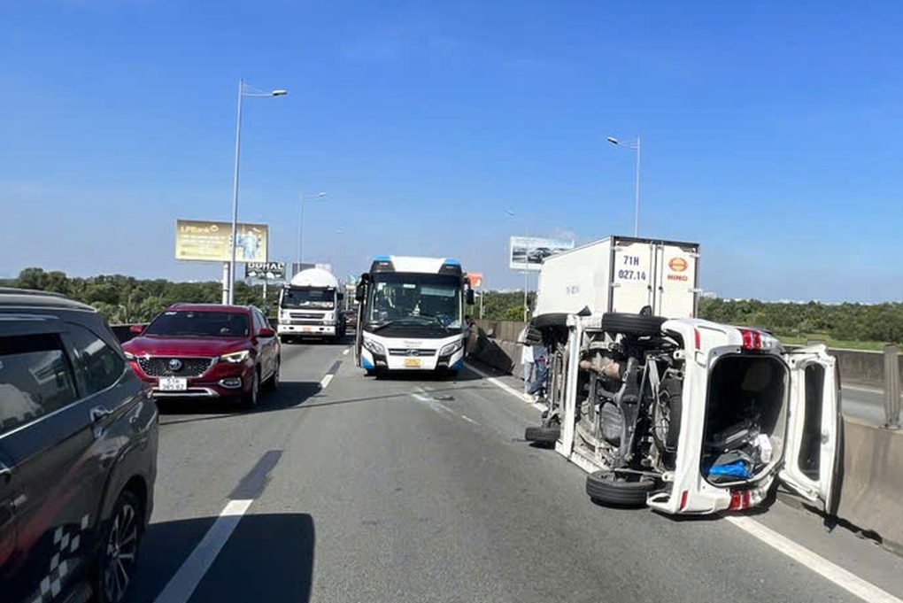 Ùn tắc 7km trên cao tốc TPHCM - Dầu Giây sau va chạm giữa ô tô và xe khách - 1 Ùn tắc 7km trên cao tốc TPHCM - Dầu Giây sau va chạm giữa ô tô và xe khách - 1