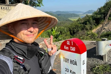 Người đàn ông Nga đi bộ 1.300km từ Nha Trang ra Hà Nội đón sinh nhật vợ