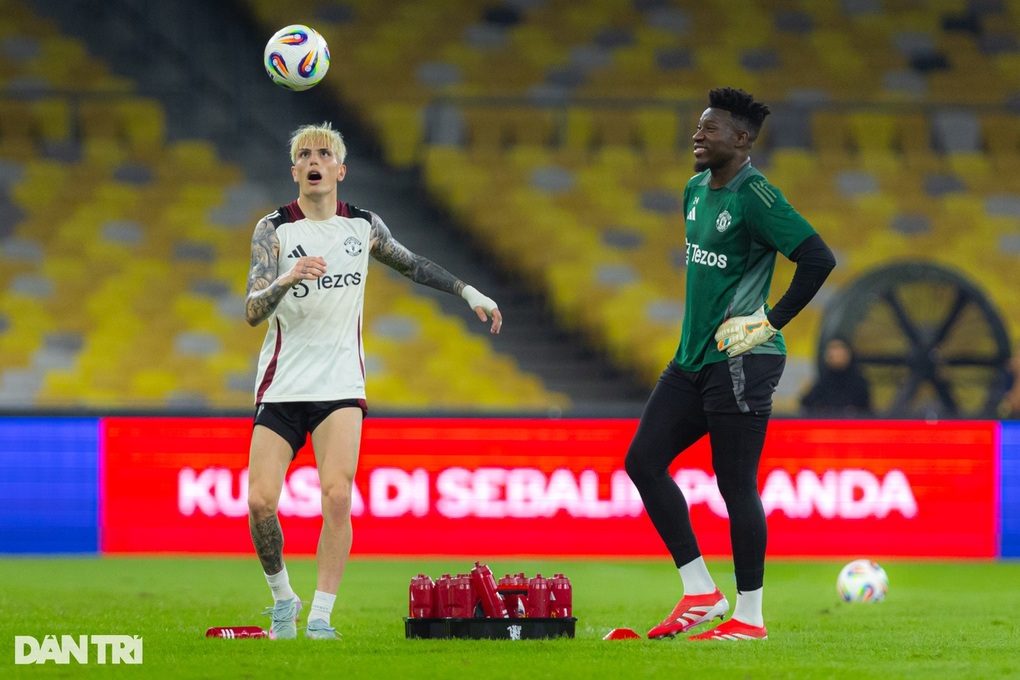 แมนยูฯ - สตาร์เอเชียตะวันออกเฉียงใต้ : ไห่หลง ออกสตาร์ต - 1 Man Utd - Ngôi sao Đông Nam Á: Hai Long đá chính - 1
