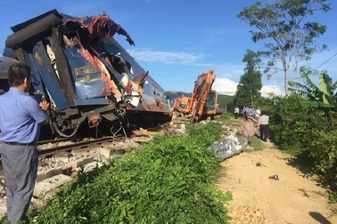 Vụ tàu SE3 lật ở Quảng Bình: Tài xế máy đào đất cố tình vượt đường sắt!