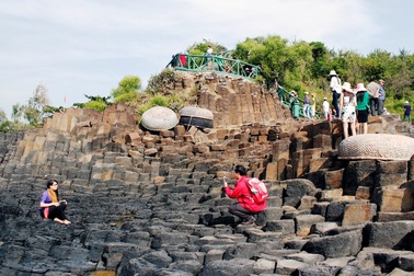 Phú Yên: Gành Đá Đĩa hút khách ngày đầu năm