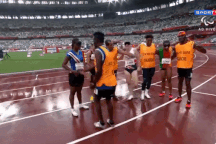 Màn cầu hôn rơi nước mắt trên đường chạy Paralympic