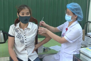 Ninh Bình: Tiêm vắc xin phòng Covid-19 cho 17.000 giáo viên