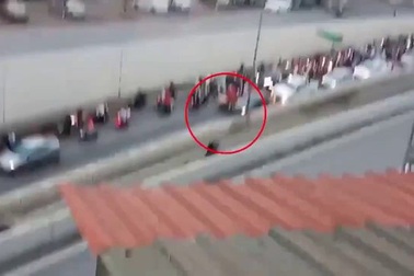 Người điều khiển xe máy vô ý thức đi ngược chiều gây tắc đường trong hầm Kim Liên (Hà Nội)