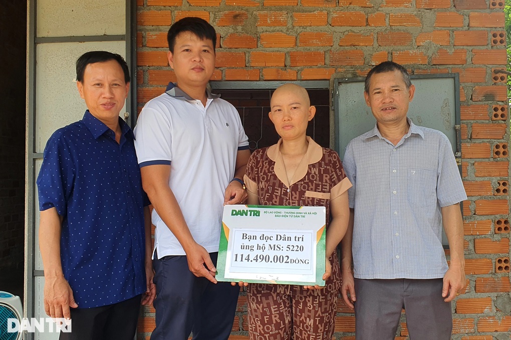 140 triệu đồng đến với người phụ nữ trẻ mắc ung thư vú thiếu tiền chữa trị - 1 140 triệu đồng đến với người phụ nữ trẻ mắc ung thư vú thiếu tiền chữa trị - 1
