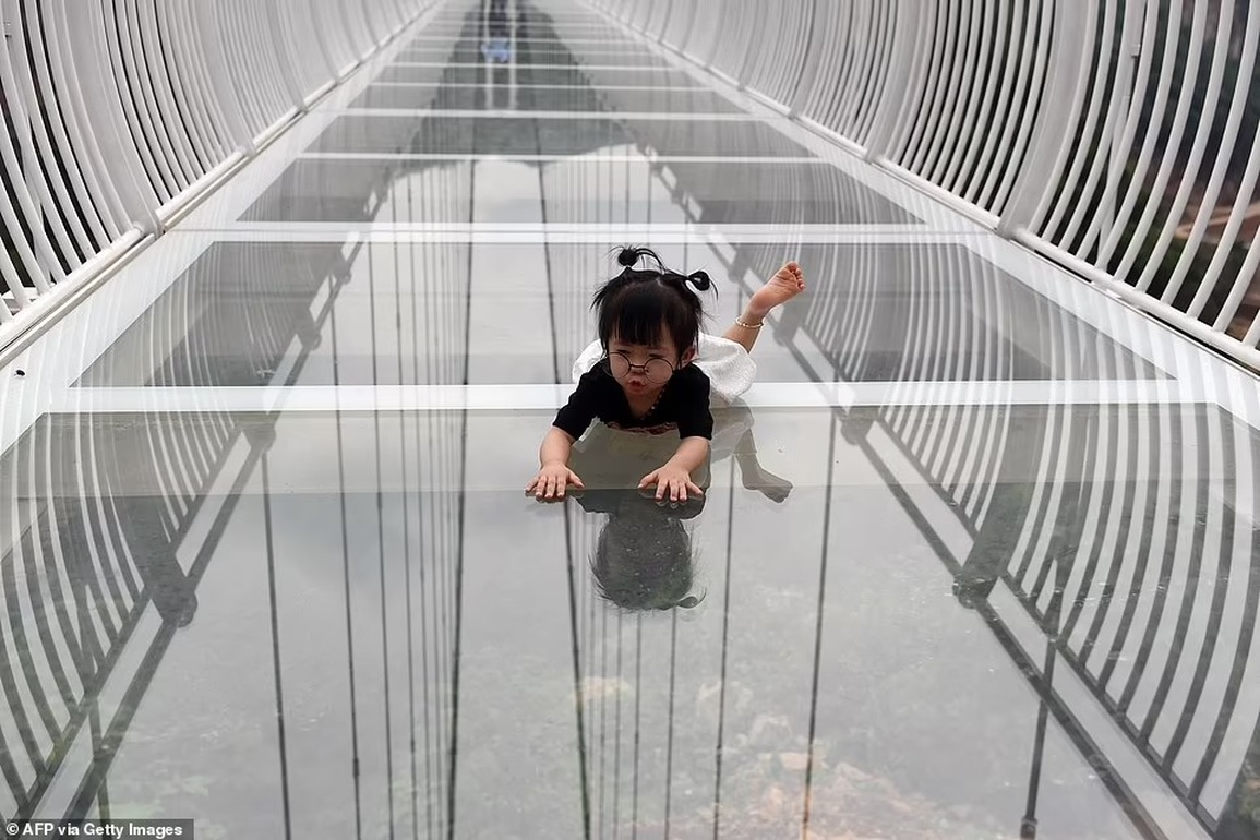 Báo Anh kinh ngạc trước kỷ lục của cầu kính Bạch Long ở Sơn La - 4 Báo Anh kinh ngạc trước kỷ lục của cầu kính Bạch Long ở Sơn La - 4