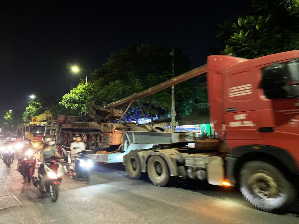 Máy bay, xe tăng, thiết giáp diễu phố trong đêm - 7 Máy bay, xe tăng, thiết giáp diễu phố trong đêm - 7