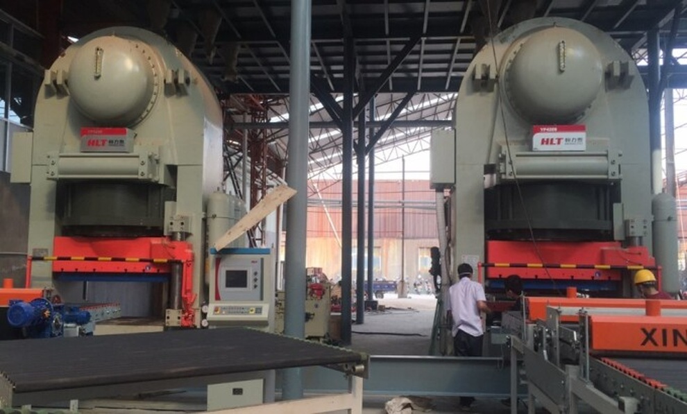 Việt Nam đã có thể vận hành dây chuyền làm gạch ốp lát cỡ lớn - 1 Việt Nam đã có thể vận hành dây chuyền làm gạch ốp lát cỡ lớn - 1