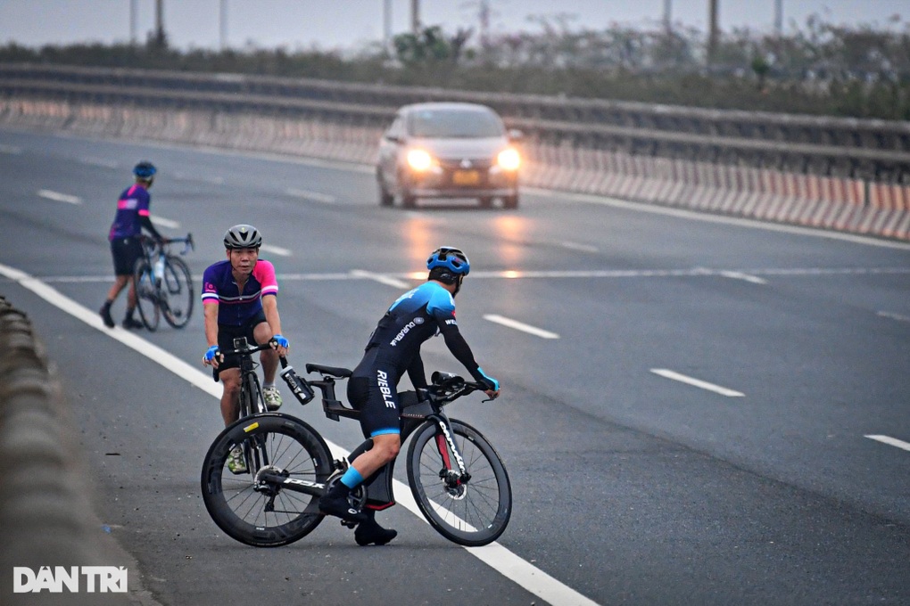 Nháo nhào vác xe đạp bỏ chạy khi bị phát hiện đi vào làn đường 80km/h - 4 Nháo nhào vác xe đạp bỏ chạy khi bị phát hiện đi vào làn đường 80km/h - 4