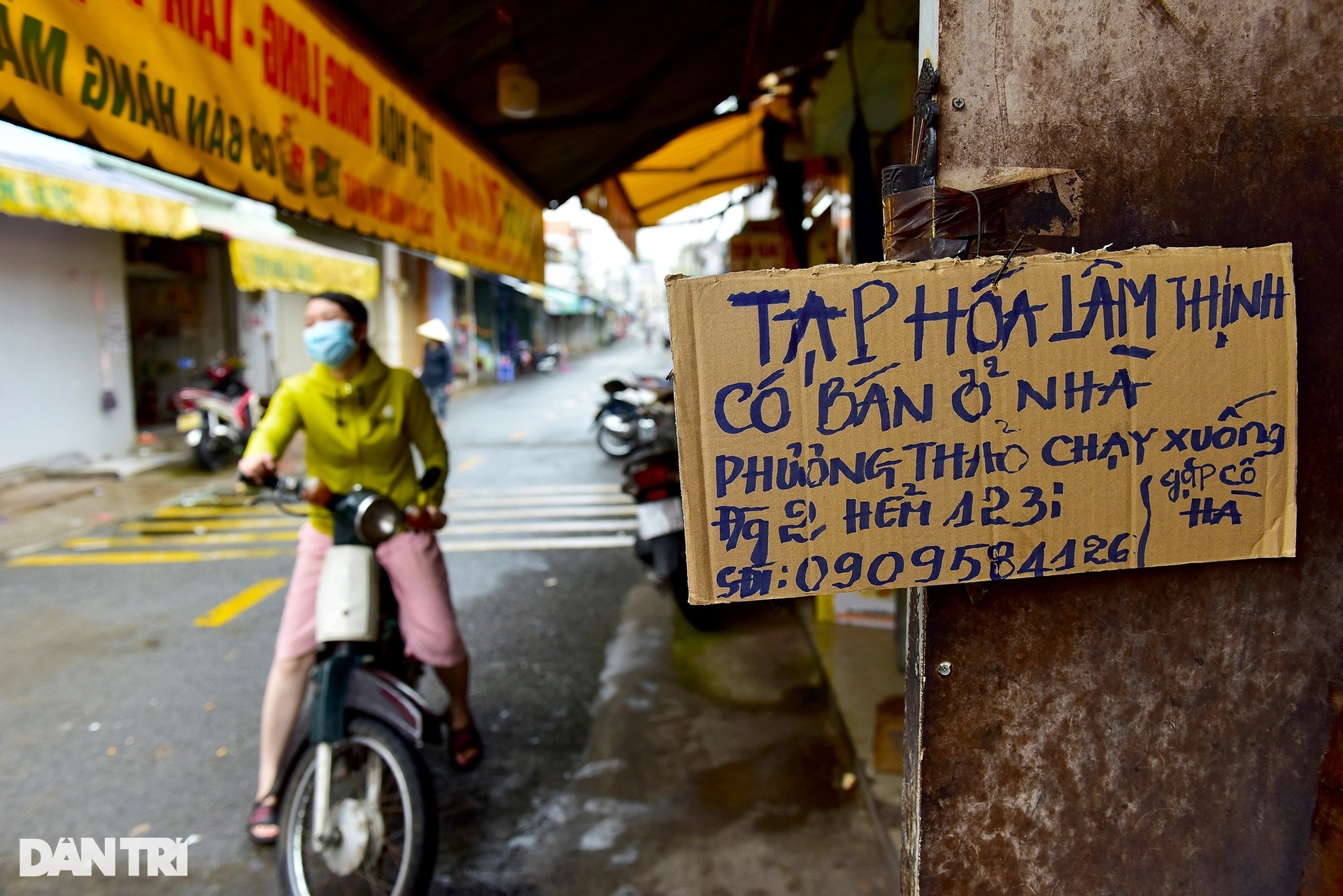 Hàng rào bịt kín hẻm ở Sài Gòn.jpeg