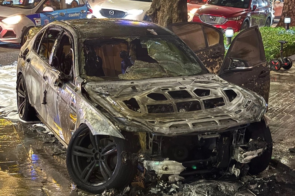 Hà Nội: Ô tô BMW bốc cháy ngùn ngụt trên phố Ngô Quyền - 2 Hà Nội: Ô tô BMW bốc cháy ngùn ngụt trên phố Ngô Quyền - 2