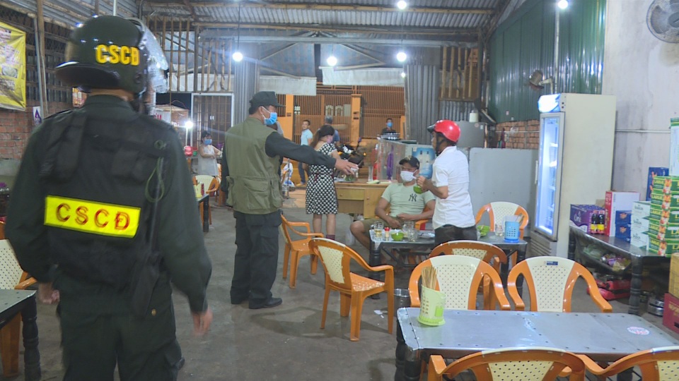 CSCĐ tuần tra dọc phố nhắc hàng quán đóng cửa, người dân đeo khẩu trang - 1 CSCĐ tuần tra dọc phố nhắc hàng quán đóng cửa, người dân đeo khẩu trang - 1