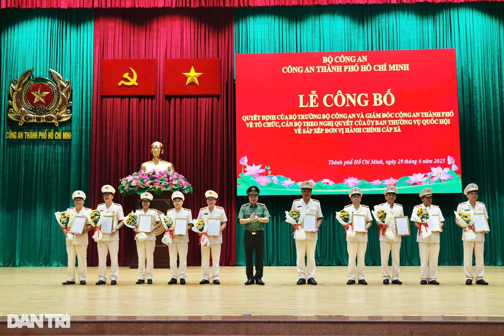 Công an TPHCM công bố quyết định sáp nhập, tổ chức lại bộ máy - 2 Công an TPHCM công bố quyết định sáp nhập, tổ chức lại bộ máy - 2