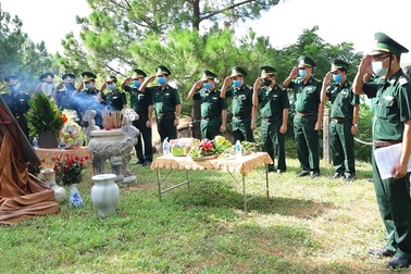 Dâng hương, viếng mộ kỷ niệm 109 năm ngày sinh Đại tướng Võ Nguyên Giáp