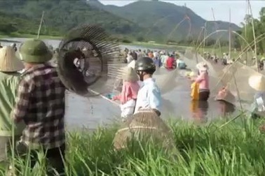 Sôi động lễ hội đánh cá Đồng Hoa.