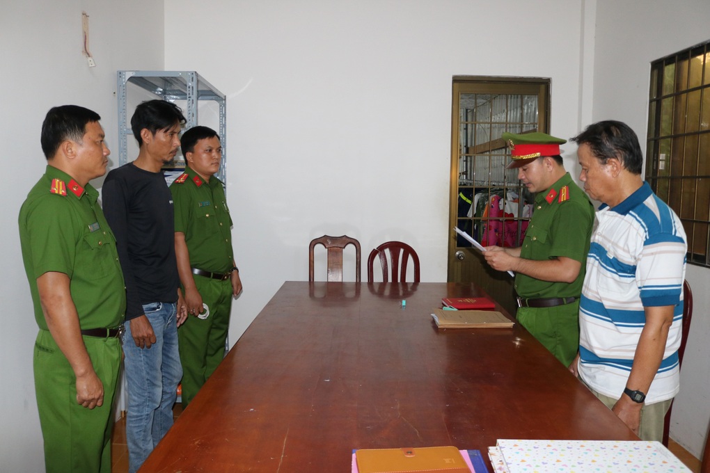 Xưng đại ca xã đảo để trấn lột tiền thương lái mua tôm - 1 Xưng đại ca xã đảo để trấn lột tiền thương lái mua tôm - 1