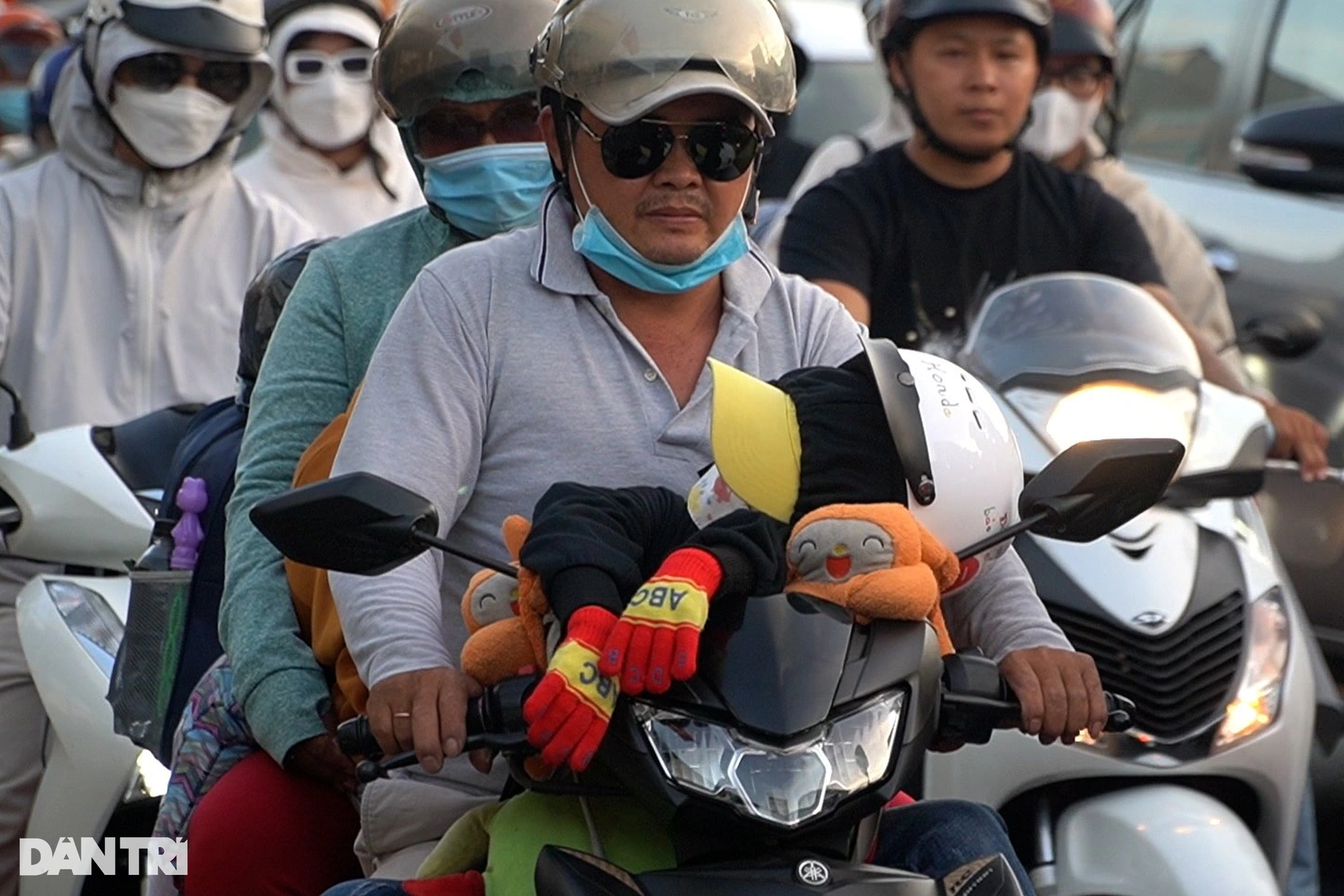Phà Cát Lái kẹt xe hơn 2km khi người dân trở lại TPHCM sau kỳ nghỉ Tết - 4 Phà Cát Lái kẹt xe hơn 2km khi người dân trở lại TPHCM sau kỳ nghỉ Tết - 4