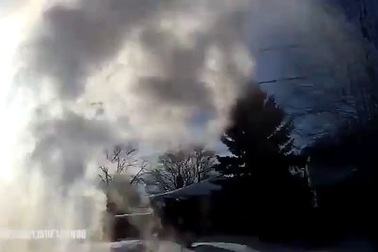 Vì sao nước sôi hắt lên trời cực lạnh đóng băng nhanh hơn nước lạnh?