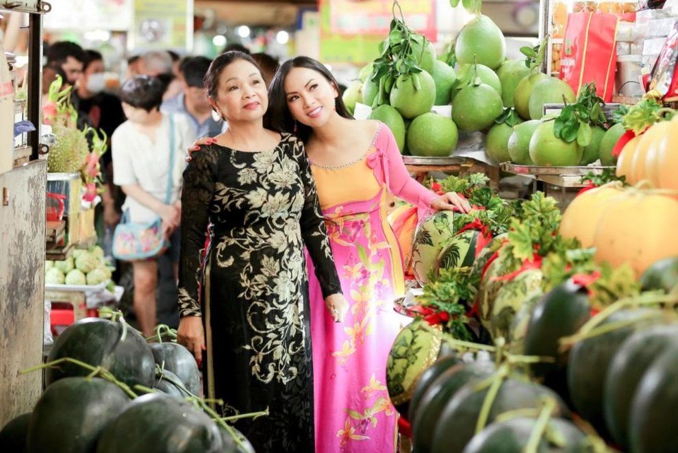 Ca sĩ tỷ phú Hà Phương tiếp tục tặng nhu yếu phẩm cho người dân - 2 Ca sĩ tỷ phú Hà Phương tiếp tục tặng nhu yếu phẩm cho người dân - 2
