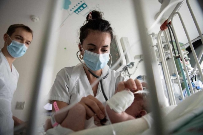 Nhiều khoa Nhi tại Pháp đang quá tải. Ảnh: Le Monde