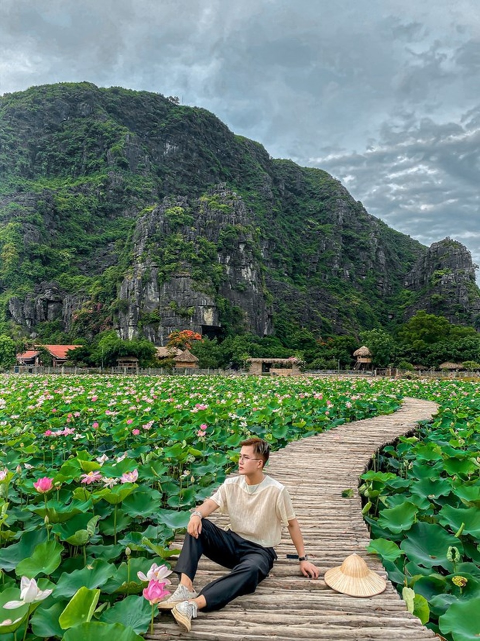 Đầm sen kỳ lạ nở tới tận mùa Đông dưới chân núi Ngọa Long - 6 Đầm sen kỳ lạ nở tới tận mùa Đông dưới chân núi Ngọa Long - 6