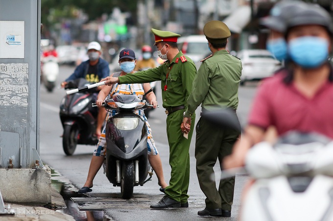 Xử phạt gần 900 trường hợp vi phạm trong ngày thứ 12 Hà Nội giãn cách xã hội - Ảnh 2.