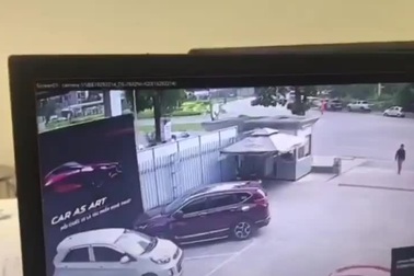 Khoảnh khắc nữ tài xế tông người nguy kịch tại showroom ô tô