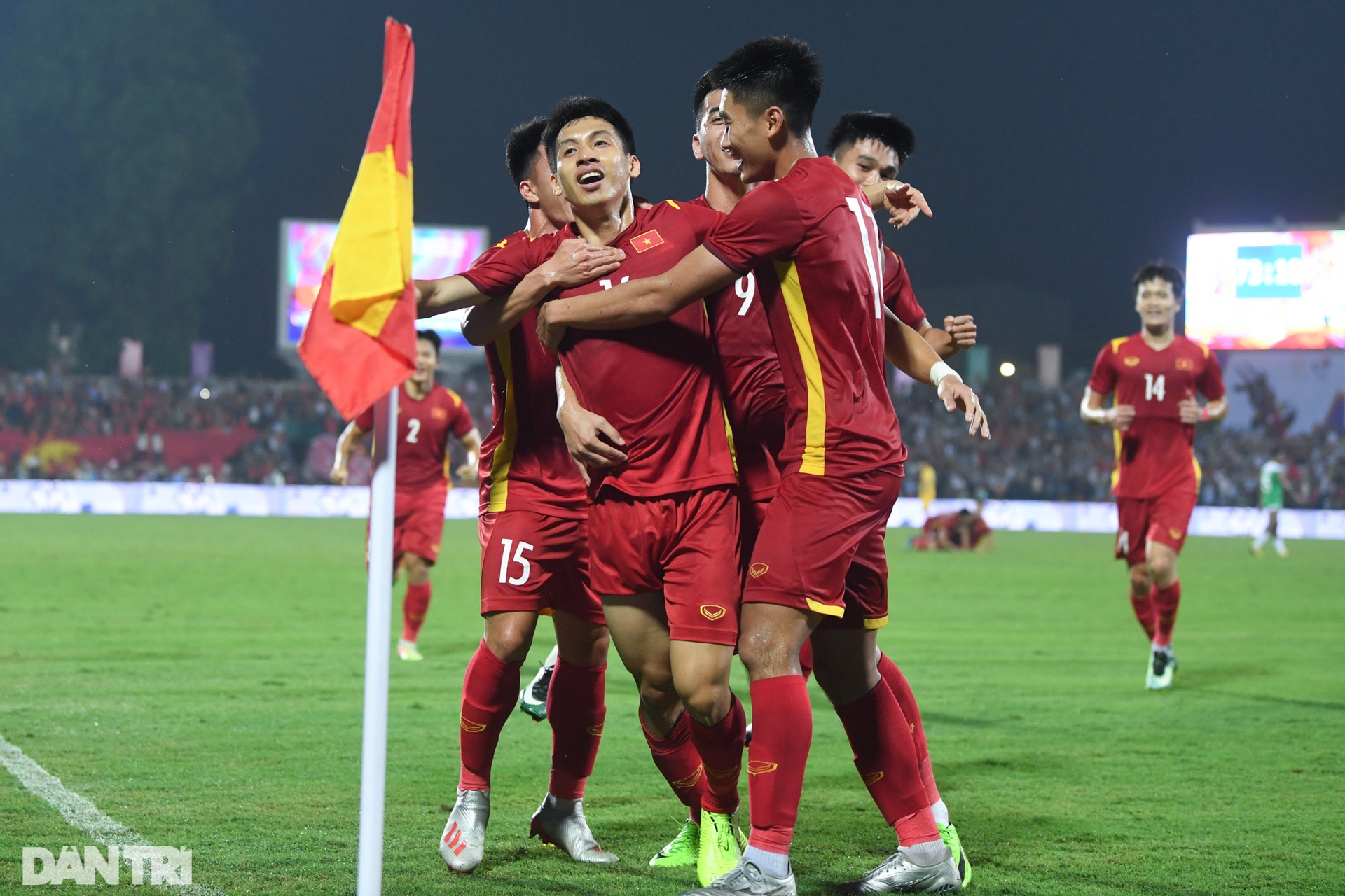 Bất chấp mưa lớn, CĐV phủ kín sân Việt Trì tiếp lửa cho U23 Việt Nam - 11 Bất chấp mưa lớn, CĐV phủ kín sân Việt Trì tiếp lửa cho U23 Việt Nam - 11