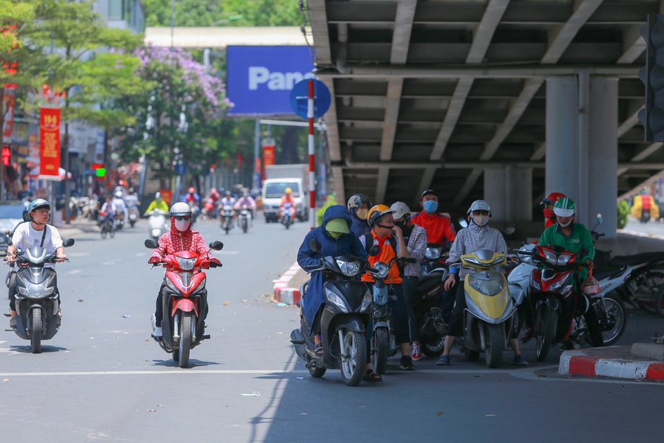 Người dân Hà Nội chật vật dưới nắng nóng như đổ lửa giữa trưa hè - 9 Người dân Hà Nội chật vật dưới nắng nóng như đổ lửa giữa trưa hè - 9
