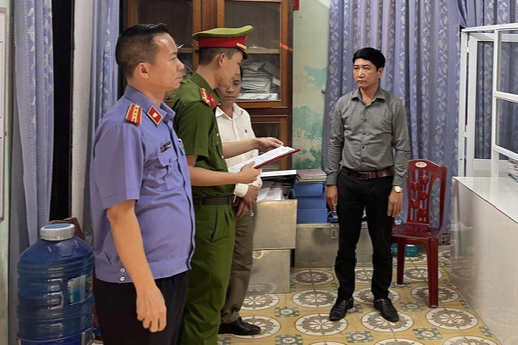 Khởi tố cán bộ tư pháp nhận hối lộ - 1 Khởi tố cán bộ tư pháp nhận hối lộ - 1