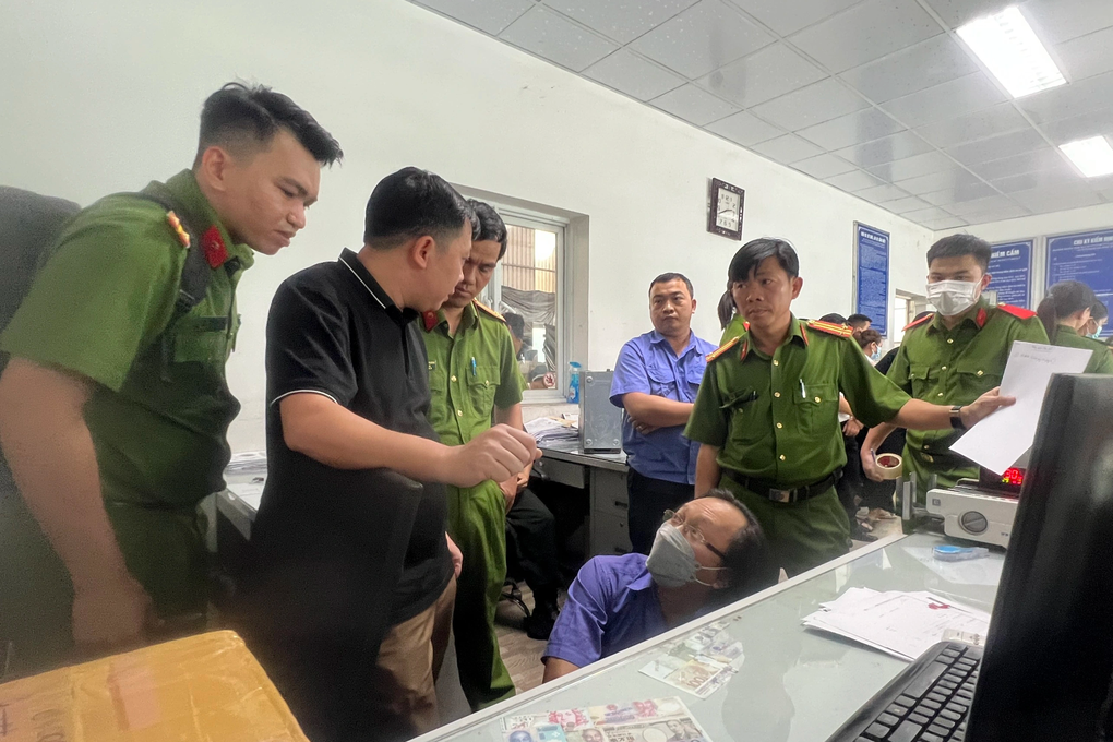 Bắt giám đốc và 10 người đưa, nhận hối lộ ở trung tâm đăng kiểm Đồng Nai - 2 Bắt giám đốc và 10 người đưa, nhận hối lộ ở trung tâm đăng kiểm Đồng Nai - 2