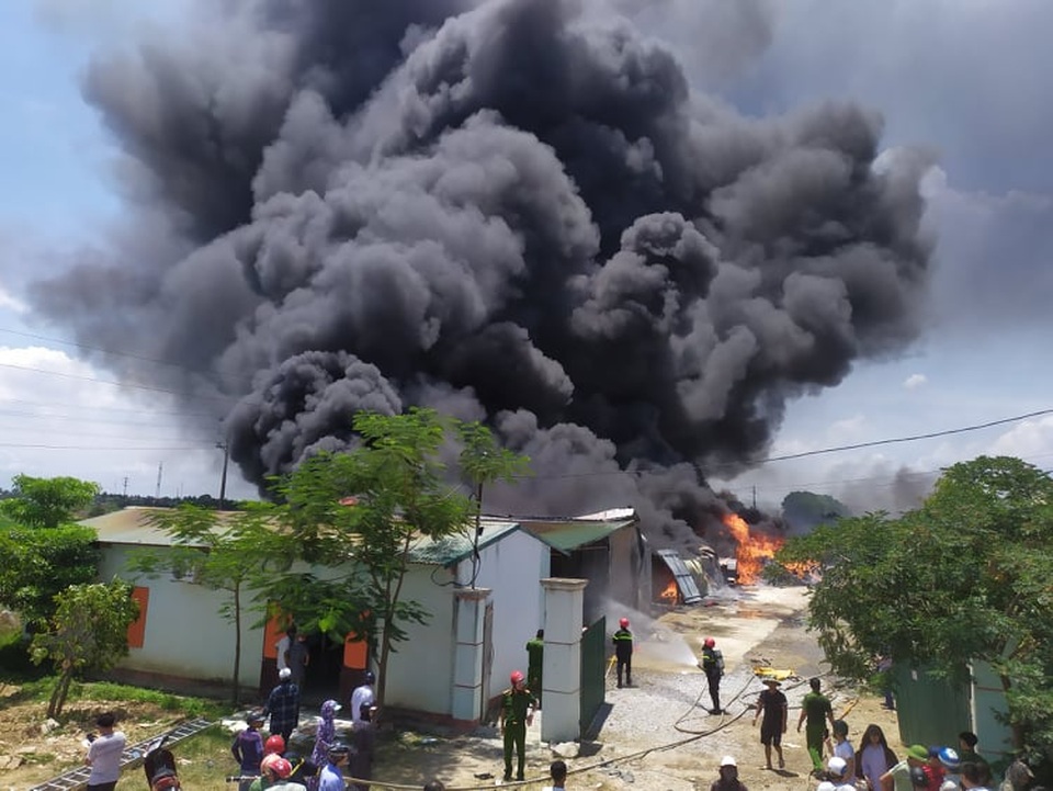 Cháy lớn suốt 2 giờ thiêu rụi toàn bộ khu xưởng - 1