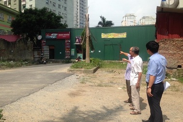 Cư dân 2 tòa cao ốc khổ sở vì nhà của BQL dự án bịt lối đi