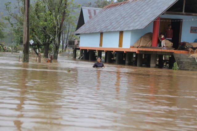 Mưa ngập nặng nề, hàng trăm hộ dân phải sơ tán