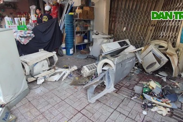 Ô tô lao vào nhà dân trong đêm, tài xế bị thương