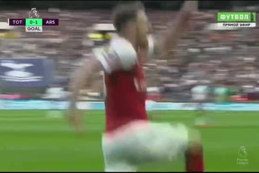 Ramsey mở tỉ số vào lưới Tottenham ở phút 16