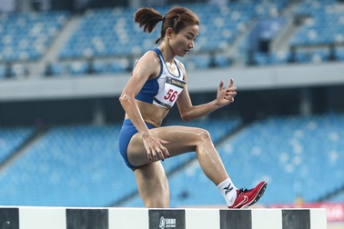 Nguyễn Thị Oanh giành HCV 3000m vượt chướng ngại vật