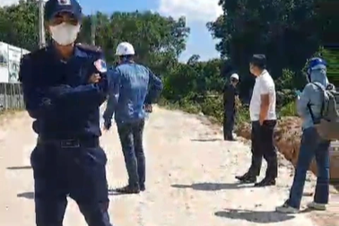 Người của Tập đoàn Đèo Cả lao ra chặn xe, cản trở phóng viên tác nghiệp