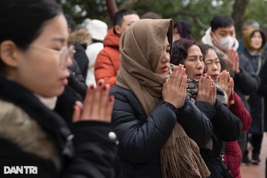 Phủ Tây Hồ đông kín người đi lễ ngày rằm tháng Chạp