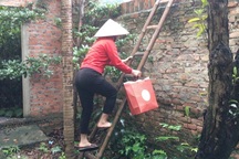 Con gái leo tường chăm mẹ già liệt giường vì lối đi bị lấn chiếm, bịt kín