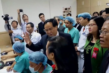 Bộ trưởng Nguyễn Thị Kim Tiến thăm phòng đặt máy xạ trị gia tốc tiên tiến tại Trung tâm Ung bướu, Bệnh viện Trung ương Huế