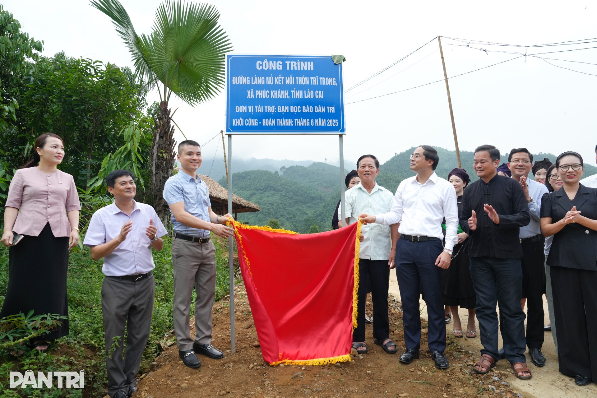 Khánh thành tuyến đường Làng Nủ, công trình xây dựng bằng cả yêu thương - 4 Khánh thành tuyến đường Làng Nủ, công trình xây dựng bằng cả yêu thương - 4