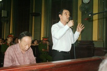 Phiên tòa xét xử Huỳnh Ngọc Sĩ: Tranh tụng “nảy lửa”