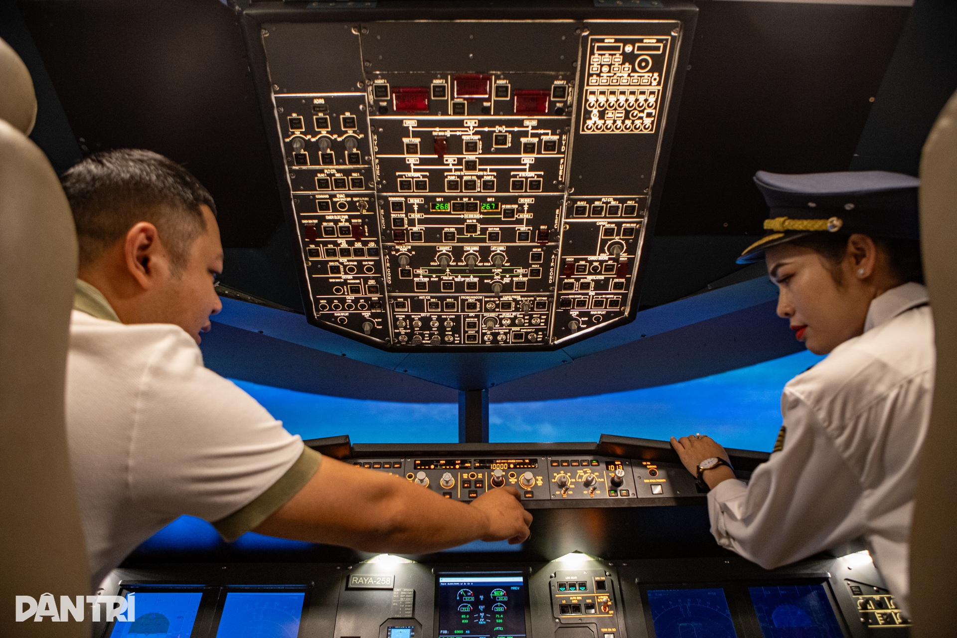 Người Hà Nội chi tiền triệu lái máy bay Airbus cảm giác rung lắc như thật - 8 Người Hà Nội chi tiền triệu lái máy bay Airbus cảm giác rung lắc như thật - 8